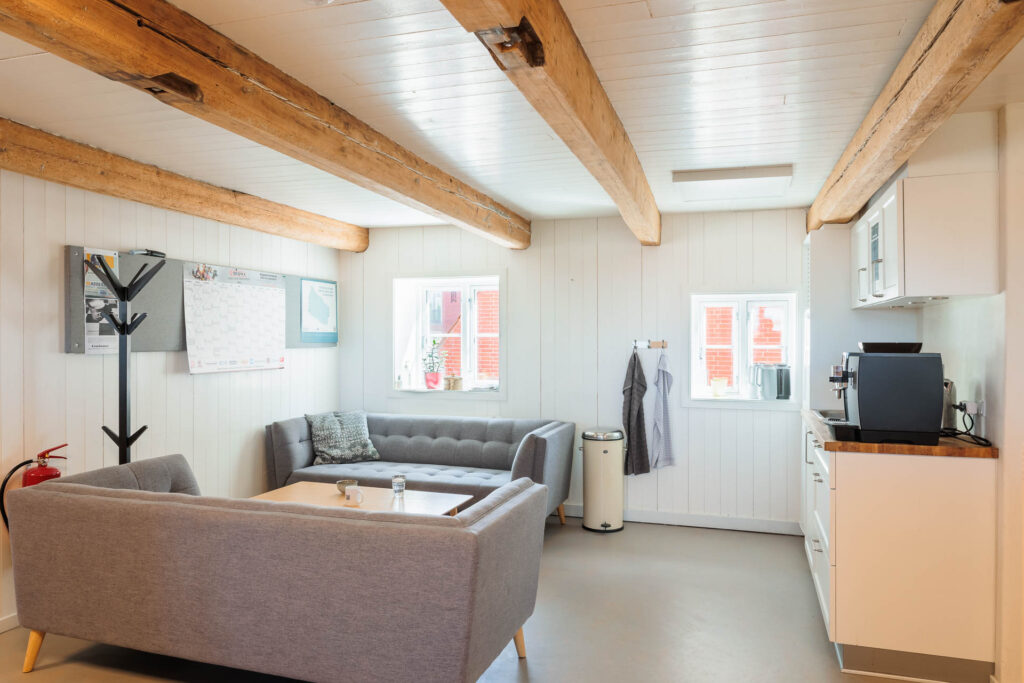 Køkken og lounge i Det røde Pakhus - Kontorplads Bornholm